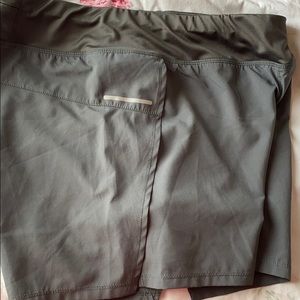 EUC Walking army green shorts with lining